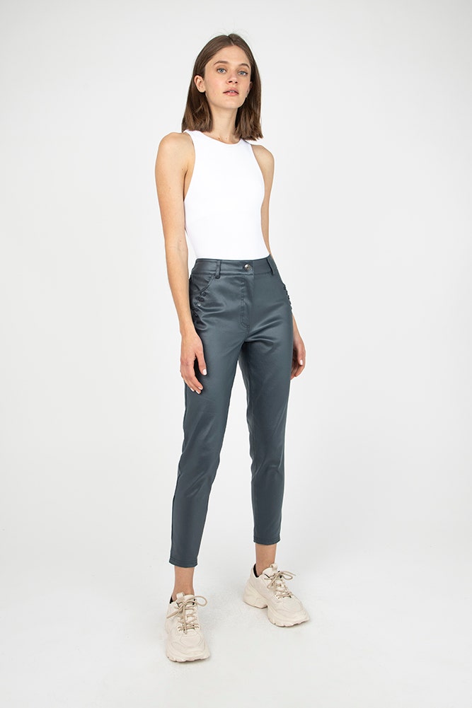 PANTALON COATED CON TACHAS EN BOLSILLOS