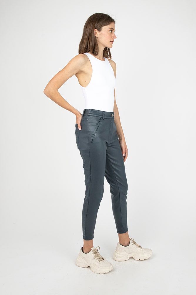 PANTALON COATED CON TACHAS EN BOLSILLOS