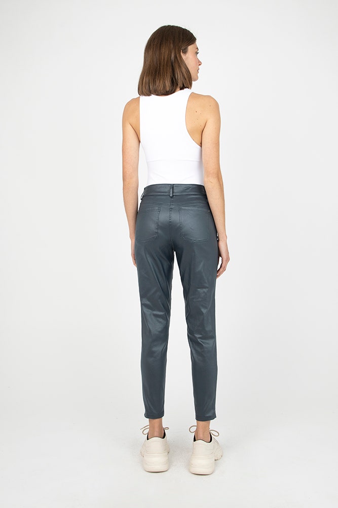PANTALON COATED CON TACHAS EN BOLSILLOS