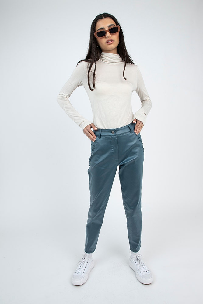 PANTALON COATED CON TACHAS EN BOLSILLOS
