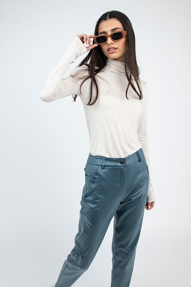PANTALON COATED CON TACHAS EN BOLSILLOS