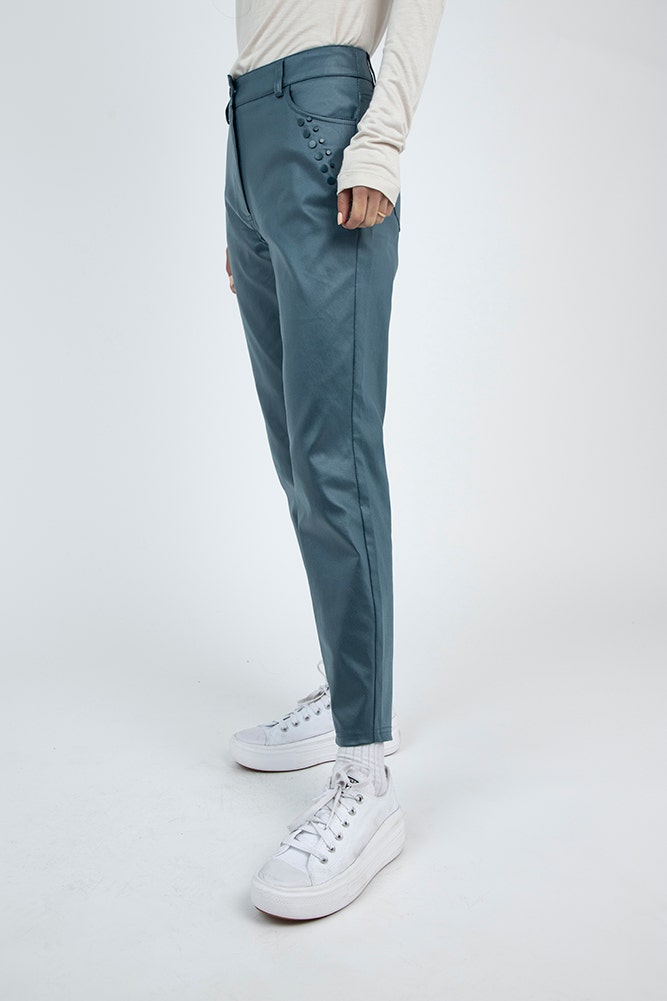 PANTALON COATED CON TACHAS EN BOLSILLOS