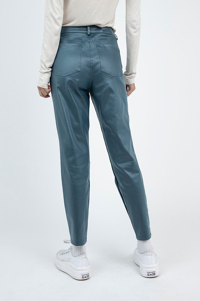 PANTALON COATED CON TACHAS EN BOLSILLOS