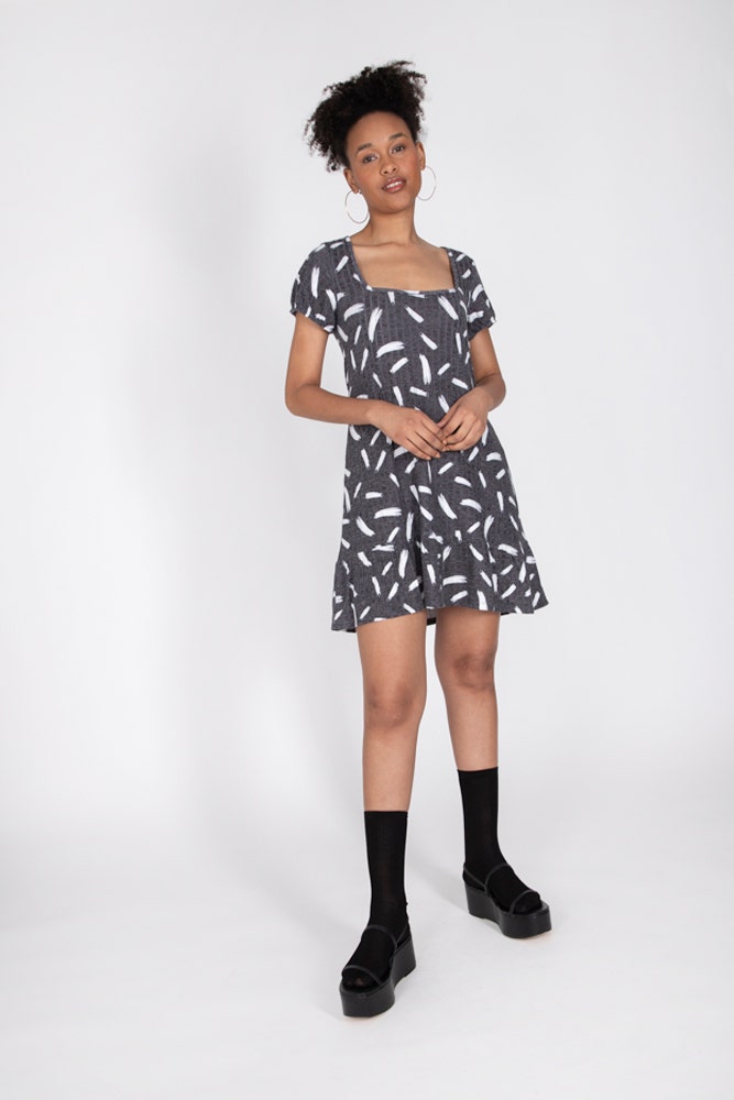 VESTIDO MANGA CORTA CON VUELOS EN RUEDO