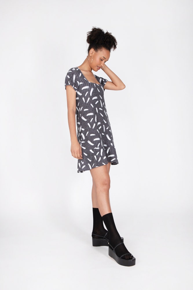 VESTIDO MANGA CORTA CON VUELOS EN RUEDO