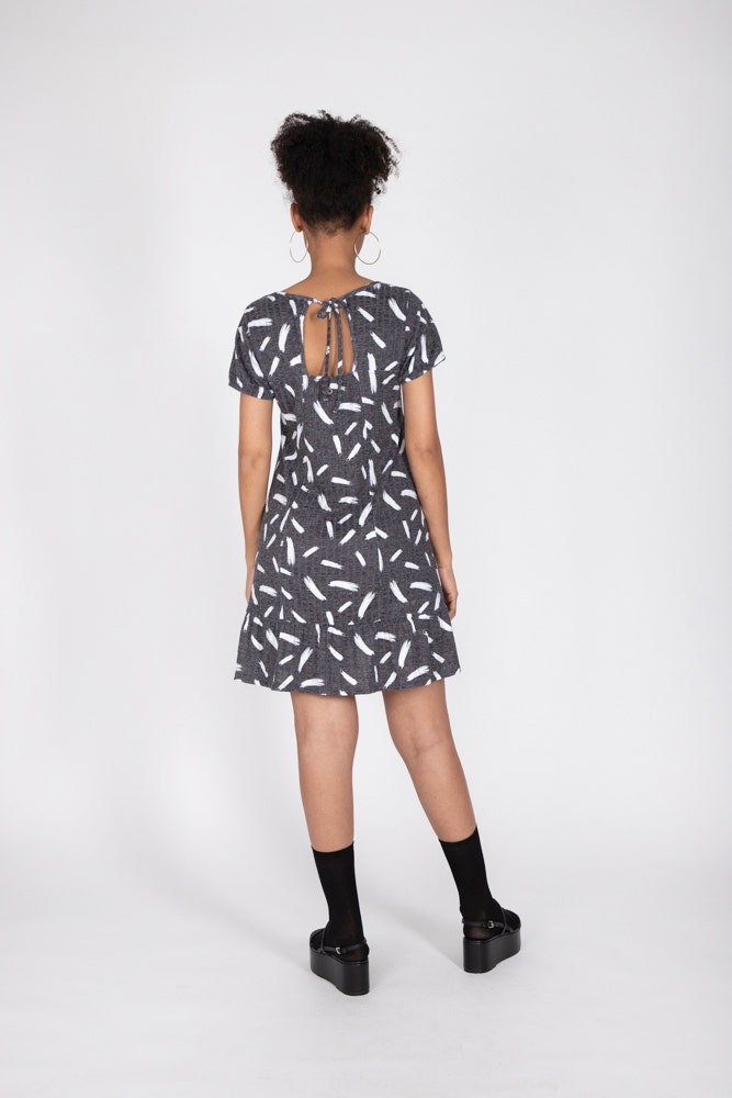 VESTIDO MANGA CORTA CON VUELOS EN RUEDO