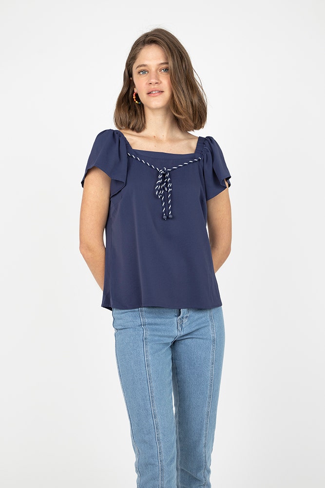 BLUSA ESCOTE RECTO Y ELASTICO EN HOMBROS