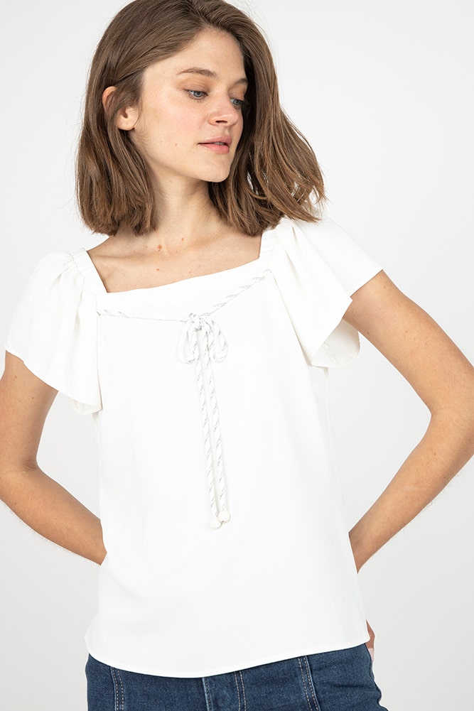 BLUSA ESCOTE RECTO Y ELASTICO EN HOMBROS
