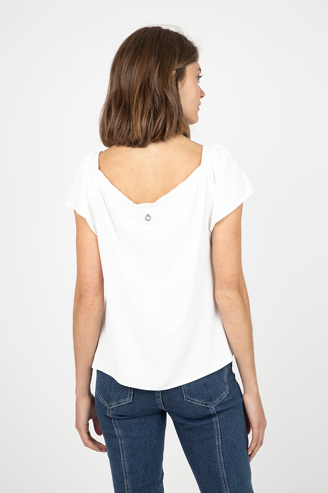 BLUSA ESCOTE RECTO Y ELASTICO EN HOMBROS