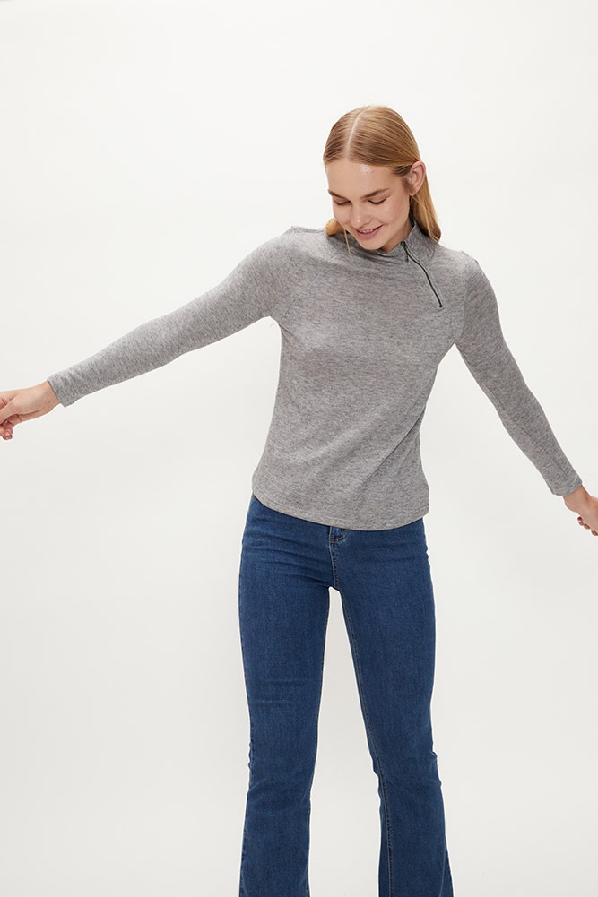 POLERA CUELLO ALTO CON CIERRE