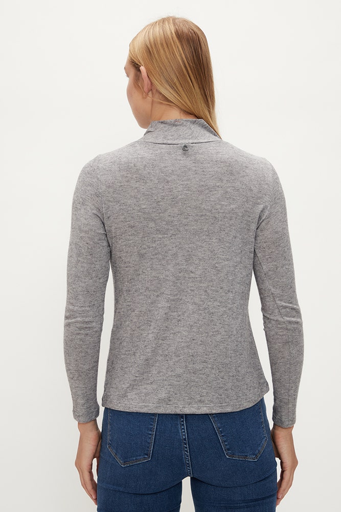 POLERA CUELLO ALTO CON CIERRE